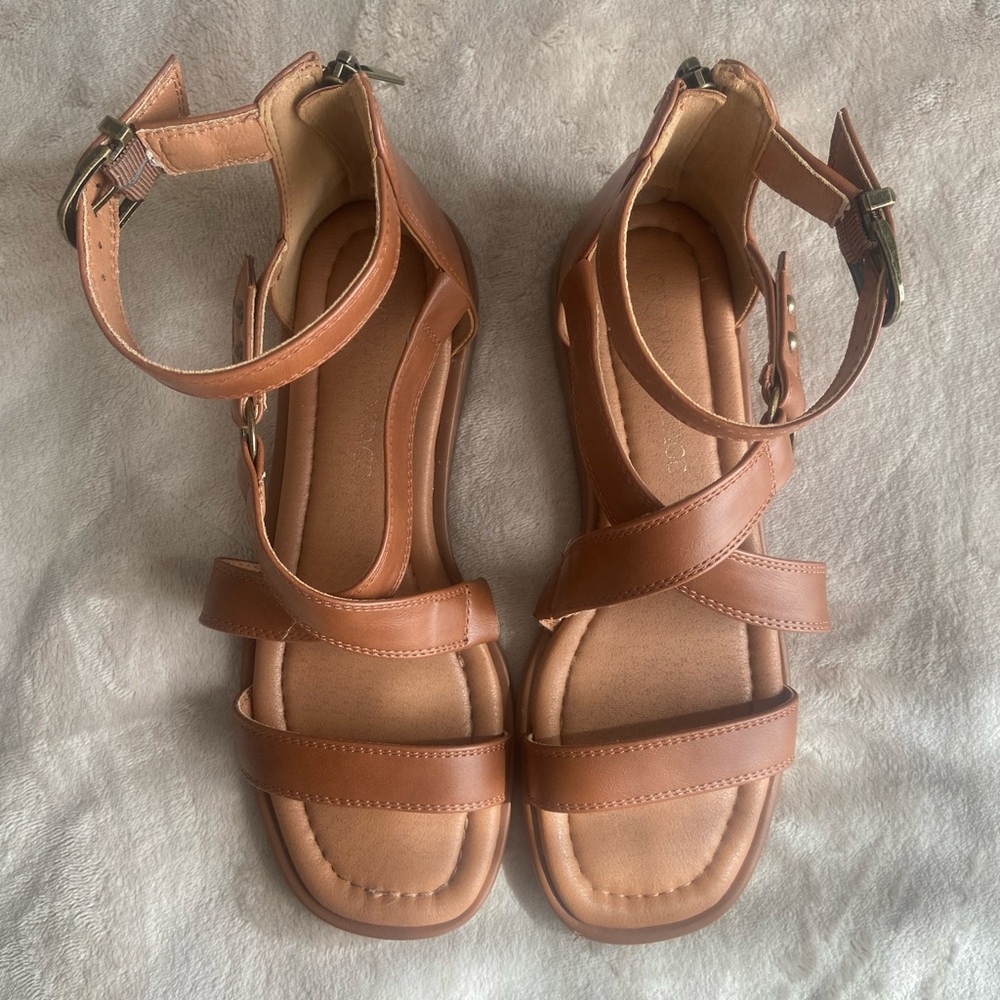 NEW Crown Vintage Gladiator Strap Zip Brown Sandals ✨Size 8M (DSW 2024)